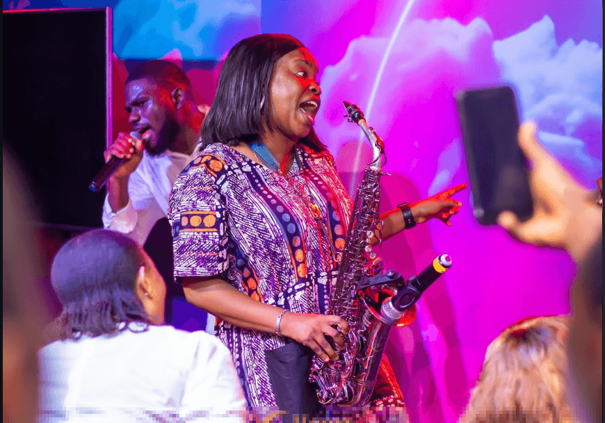 Singing and pointing with sax